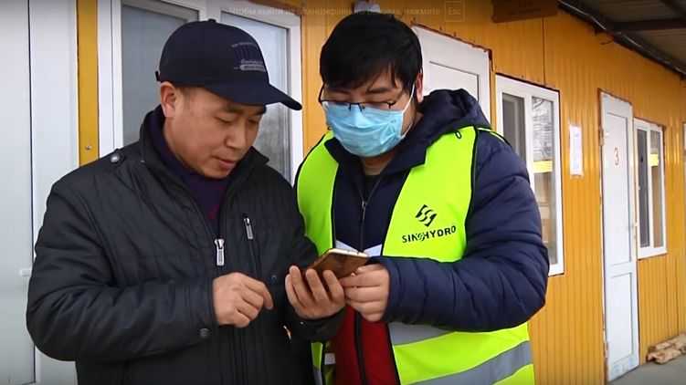 В Житомире строительная компания заперла на карантин китайцев в боксах на предприятии