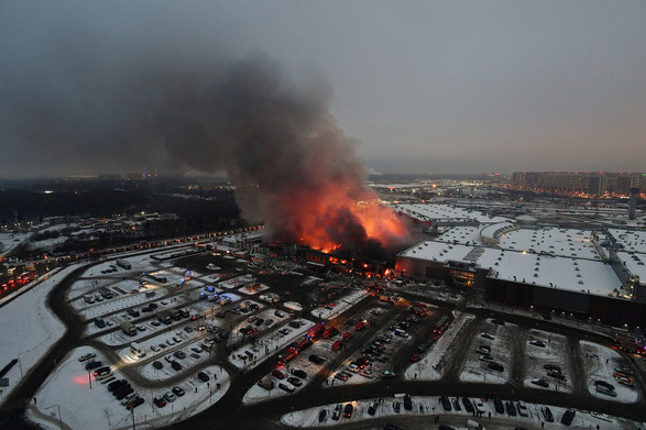 Причиной масштабного пожара в московском ТЦ могли стать сварочные работы – росСМИ