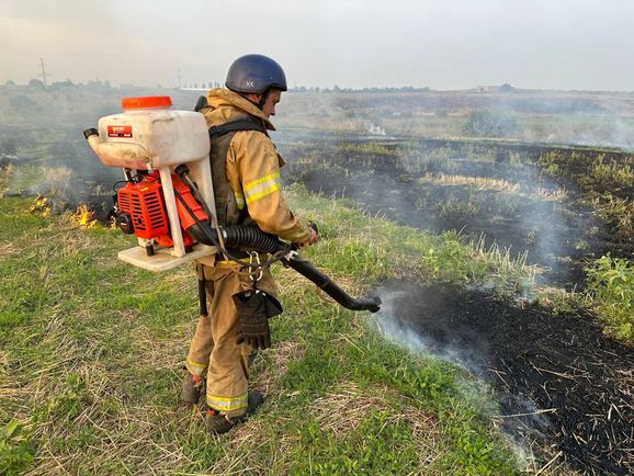 Вражеские обстрелы в тандеме с жарой: за сутки пожарные Донетчины и Херсонщины потушили 16 пожаров
