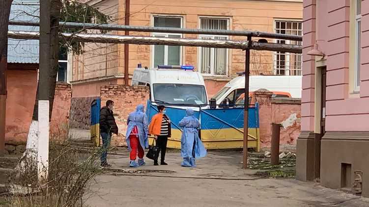 В Черновцах в больницу привезли еще двух пациентов с подозрением на коронавирус. Теперь спецодежду водителей "скорой" сожгут