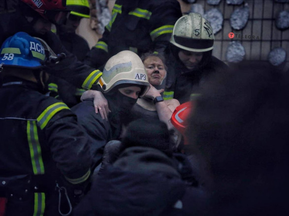 Днепр: спасатели разыскивают около еще 40 человек, из под завалов достали женщину
