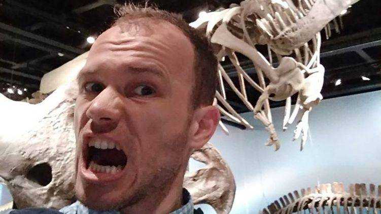 Малюська опубликовал селфи со скелетом динозавра и рассказал о фееричных взяточниках в Минюсте