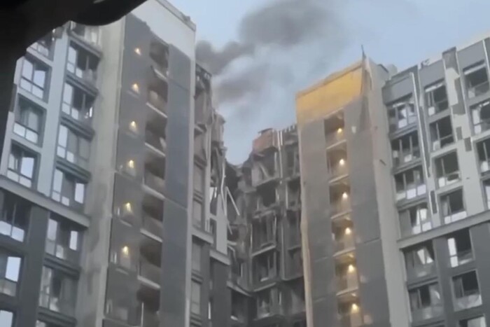 Зеленский о ракетном ударе по Днепру: попали в многоэтажку и здание СБУ