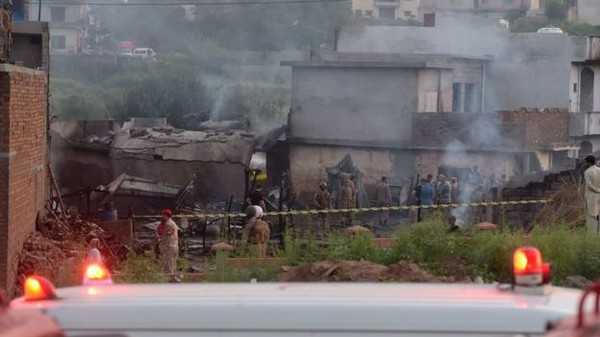 Военный самолет врезался в жилые дома: десятки погибших