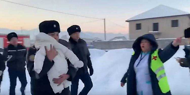 Лежал на груди матери: на месте авиакатастрофы в Казахстане спасли женщину и младенца