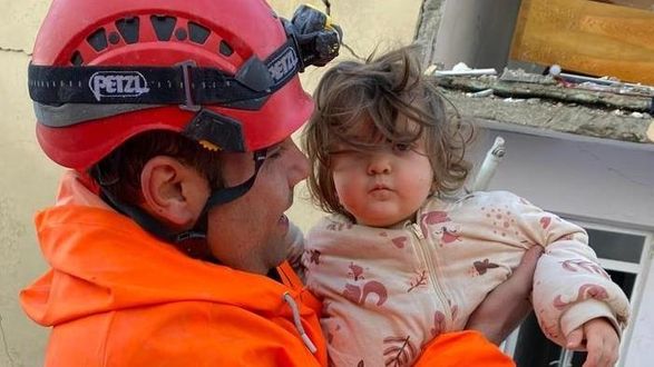 В Турции годовалый младенец провел под завалами 36 часов: видео