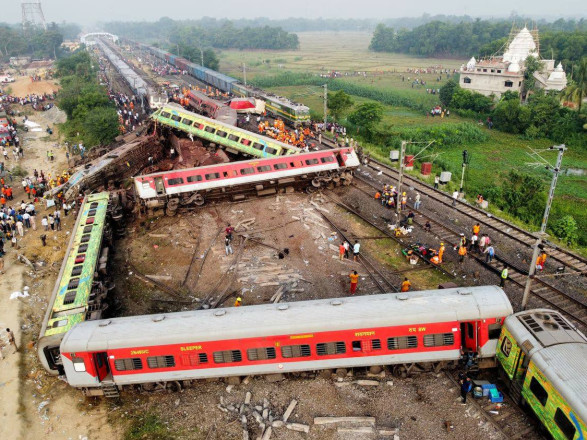 Количество погибших в результате столкновения поездов в Индии достигло 288 человек