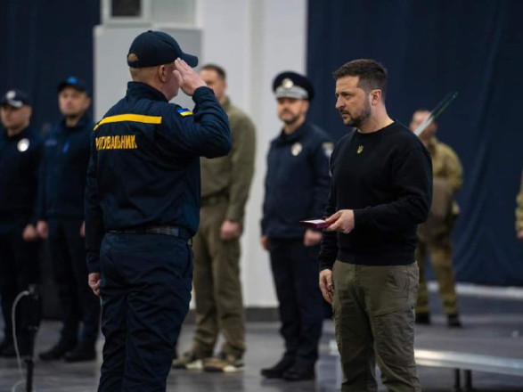Зеленский поздравил офицеров полиции и спасателей ГСЧС с завершением обучения