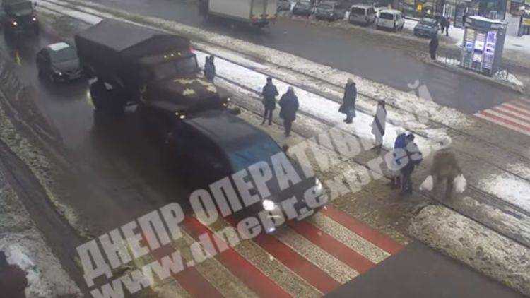 В Днепре военный грузовик Урал протаранил Porsche Cayenne