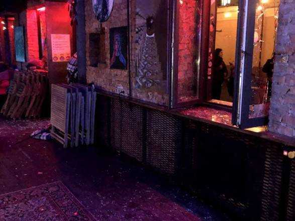 У Києві розбили вікна в барі “Хвильовий”. До відділку поліції доставили близько 12 осіб