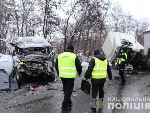 Смертельна ДТП з маршруткою під Черніговом: водія фури затримали