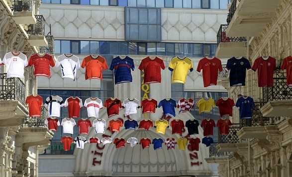 Євро-2020: в Баку футболки збірних України та Росії повісили поруч