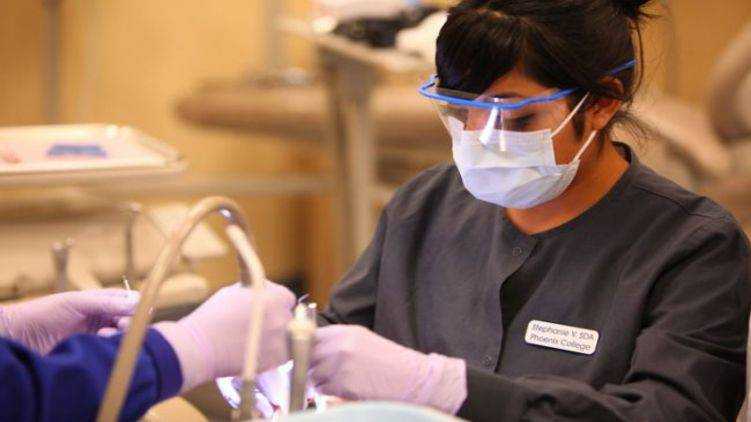 В Киеве временно запретили работу стоматологий