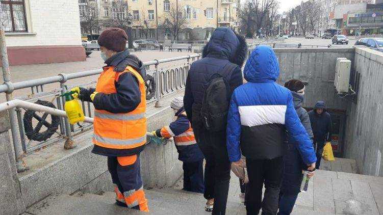 Насколько безопасен гипохлорит натрия, которым дезинфицируют улицы Киева