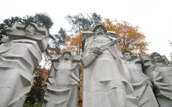 В Литве начали сносить советские скульптуры на кладбище