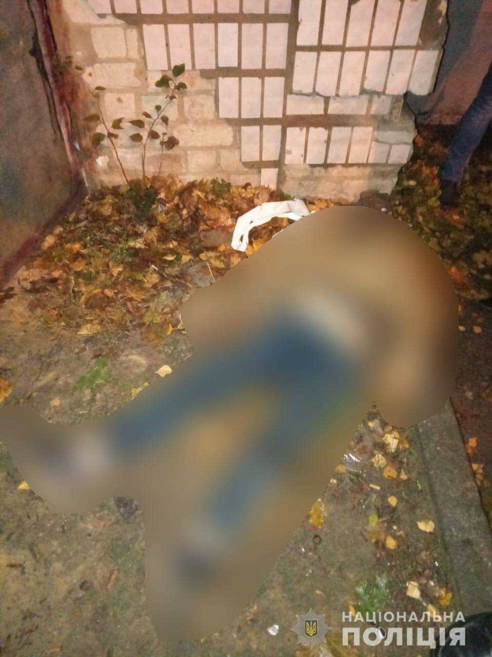 В Харькове возле мусорных баков нашли мертвую женщину