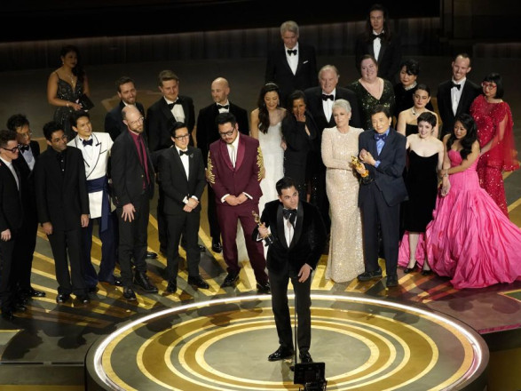 "Оскар-2023": лучшим фильмом года стала картина "Всё везде и сразу"