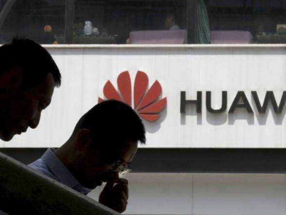 Работники Huawei тесно сотрудничали с китайскими военными - Bloomberg