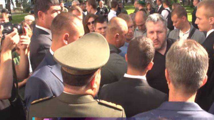Зеленский после обвинения в уклонении от армии назвал майора ВСУ треплом