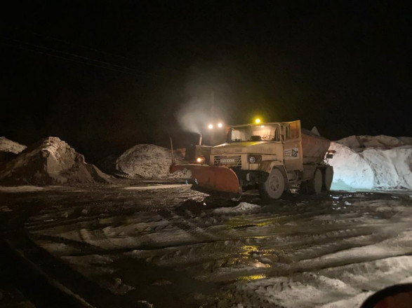 Киевскую область ночью засыпало снегом: на дороги вышла спецтехника
