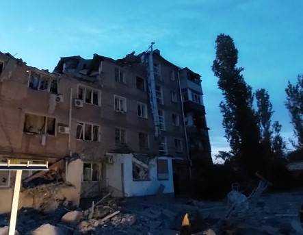 Президент показав наслідки ракетного удару по п’ятиповерхівці у Миколаєві