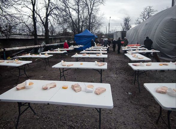 Сочельник в Мариуполе от оккупантов: тарелка помоев и булка хлеба с каплей меда