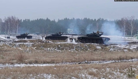Спутниковые снимки показали развертывание российских войск на полигоне беларуси