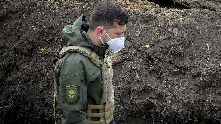 "Украина или смерть". Зеленский ездил на Донбасс с шевроном в виде черепа