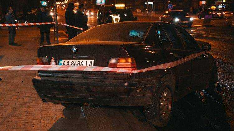 В Киеве BMW на большой скорости  влетел в остановку, на которой находились люди.