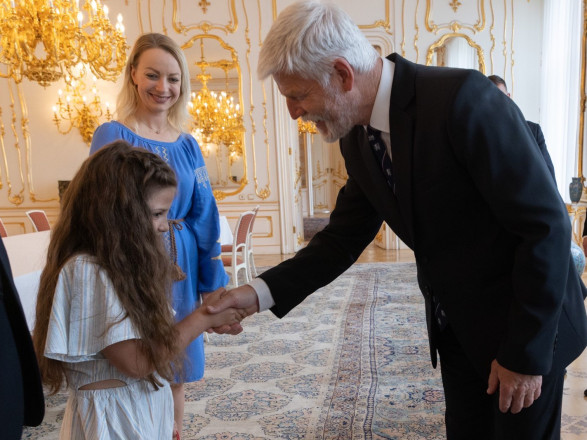 "Я осуждаю издевательства": президент Чехии встретился с маленькой украинкой, которую травили одноклассники