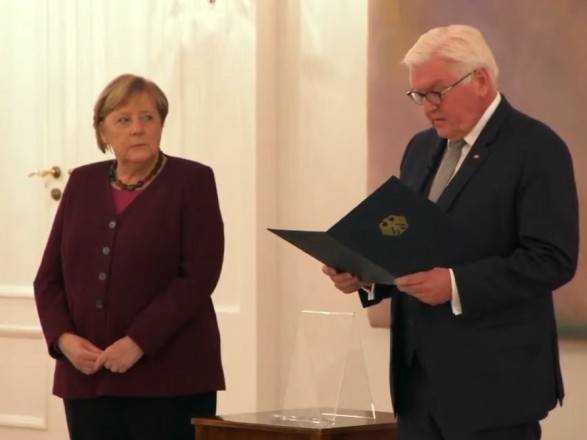 Меркель більше не є канцлером Німеччини. Їй вручили "свідоцтво про звільнення"