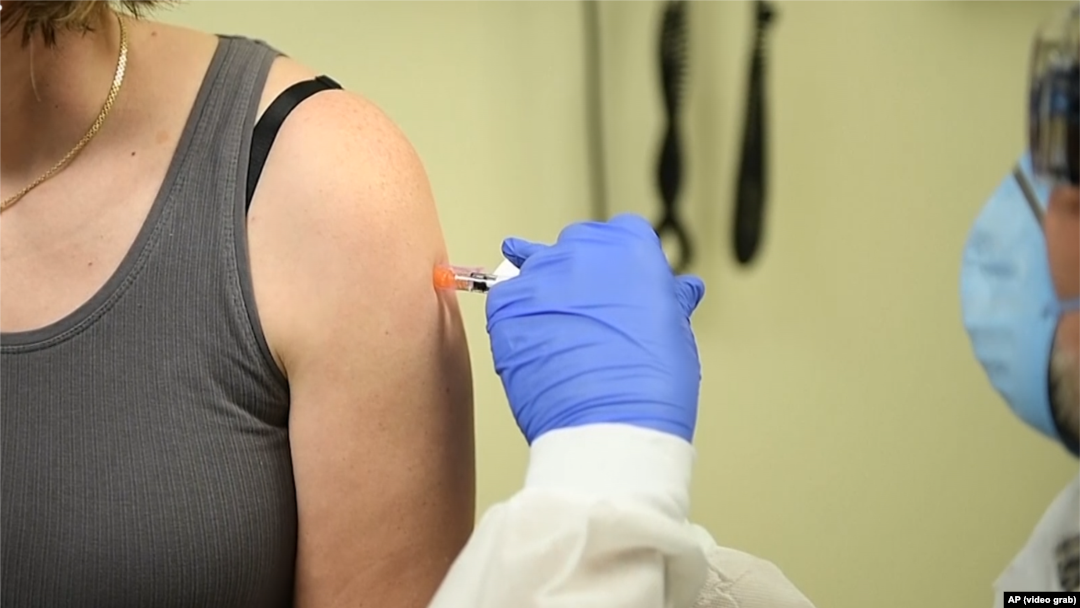 Вакцина от COVID-19: когда ампулы появятся в украинских аптеках
