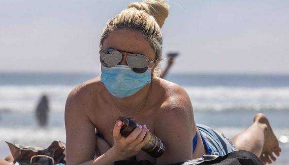 В Минздраве рассказали, нужно ли надевать маски на пляже