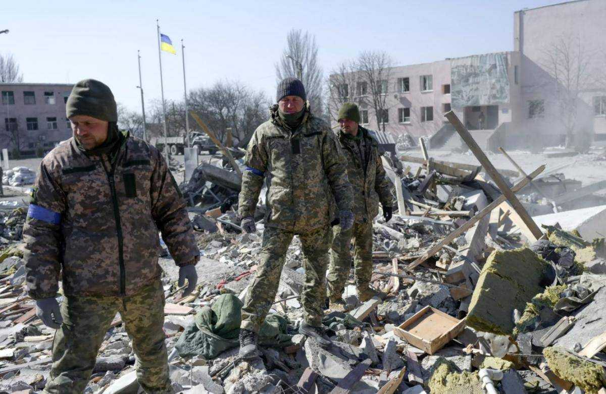 Після обстрілу казарми на Миколаївщині з-під завалів витягли тіла 50 військових - ЗМІ