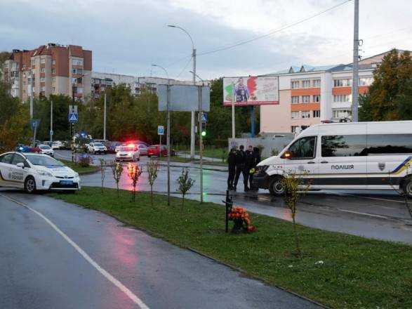 Вбивство поліцейської біля школи у Чернівцях: стрілка досі не знайшли