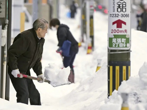 Из-за сильного снегопада в Японии погибли 17 человек, десятки ранены