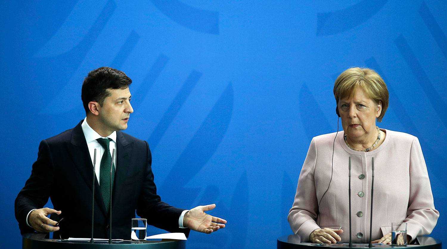 Зеленский пытается договориться с Меркель о вакцине от Pfizer