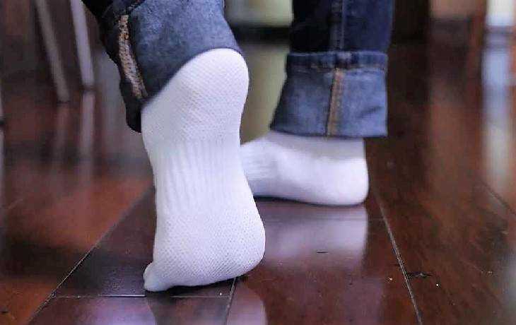 Почему опытные хозяйки стирают носки в пакете