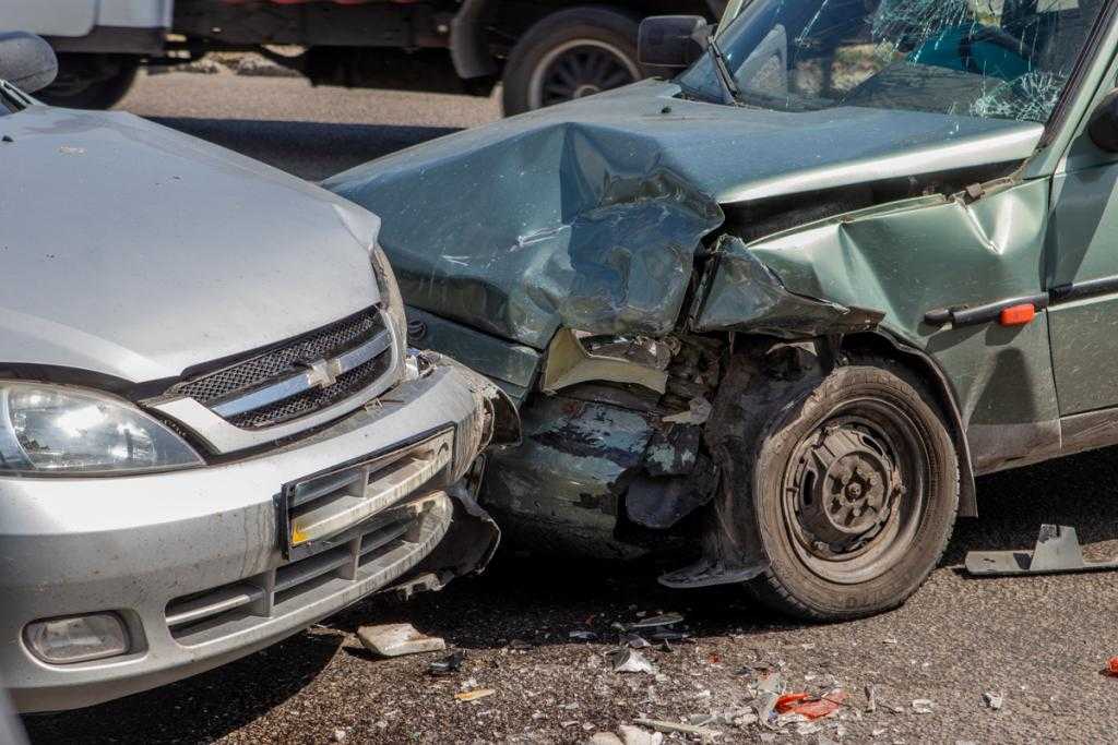 Разбил стекло головой: в Днепре столкнулись ЗАЗ и Chevrolet