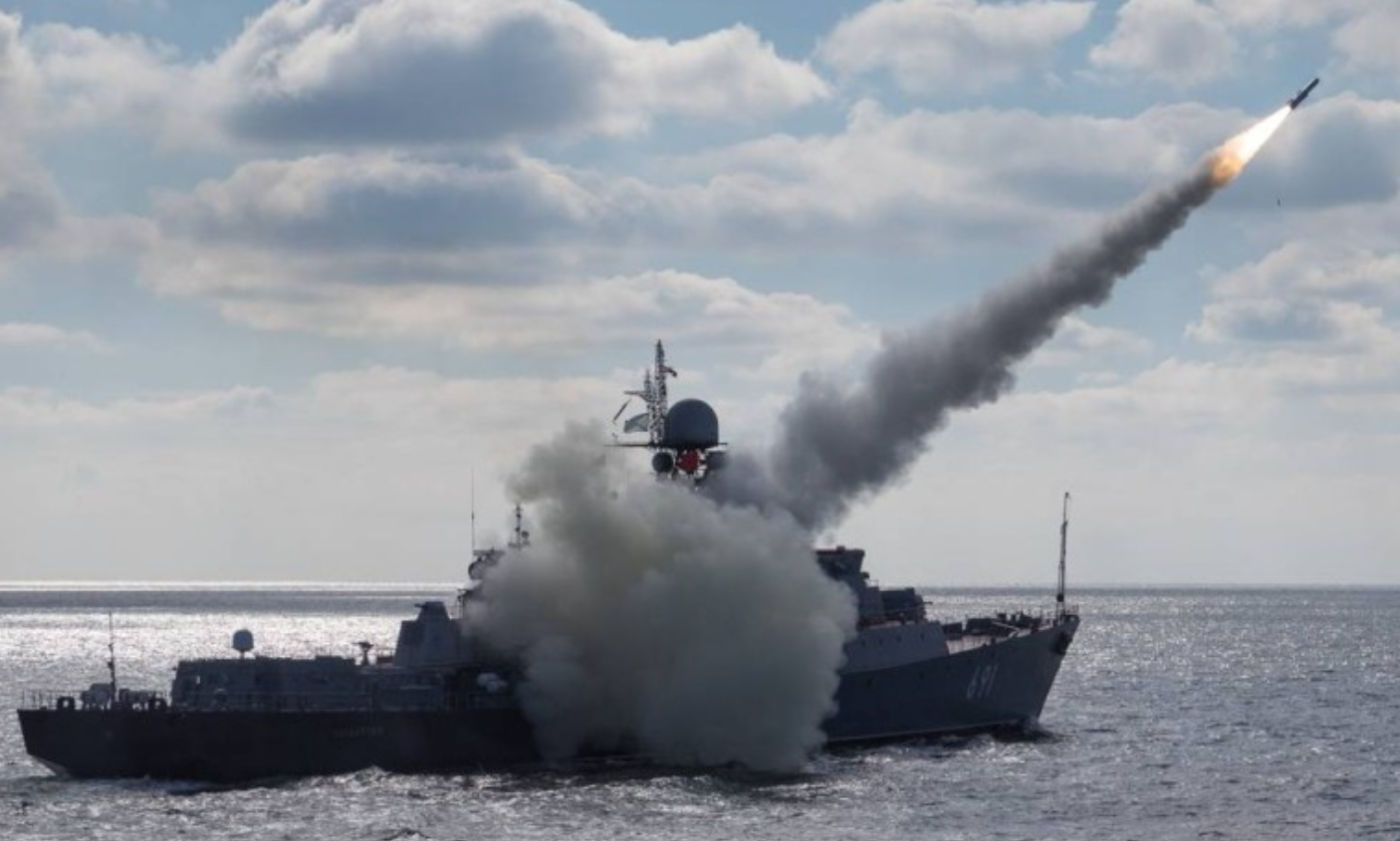 Российские военные вывели в Черное море носители ракет Калибр