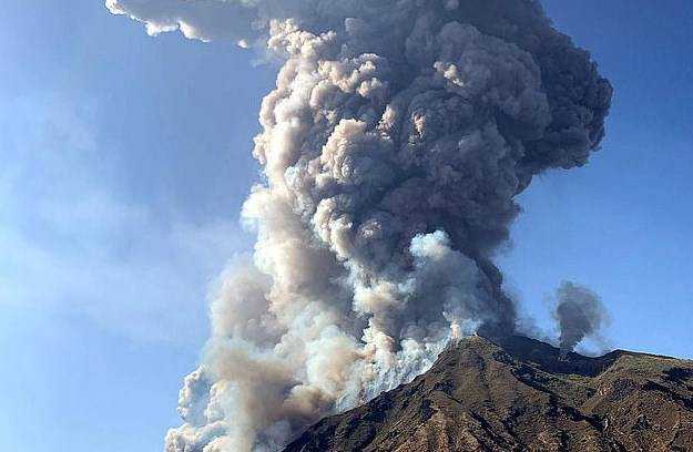 Извержение вулкана Стромболи показали на видео