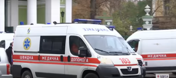 В Одессе пенсионер умер на лавочке, так и не дождавшись медиков