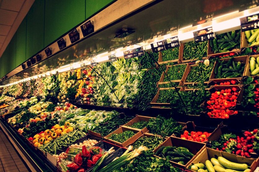 В Украине установились новые цены на фрукты и овощи: сколько стоят яблоки, бананы, морковь, лук и картофель
