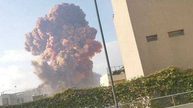 Мощный взрыв в Бейруте: масштабные разрушения, сообщают о многочисленных пострадавших