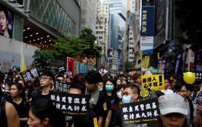 В Гонконге полиция применила газ и резиновые пули для разгона столкновений