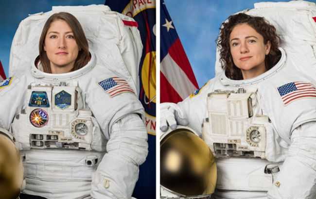 Впервые в открытый космос вышли две женщины