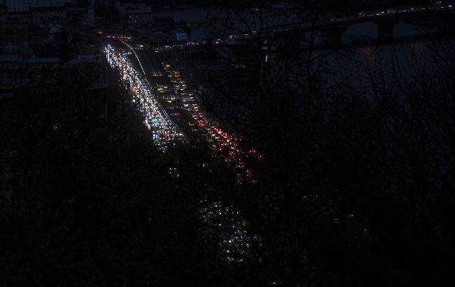 У Києві можуть вимикати світло поза графіком: в яких районах