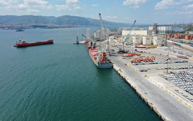 Первое судно дошло по украинскому коридору до Стамбула - Reuters