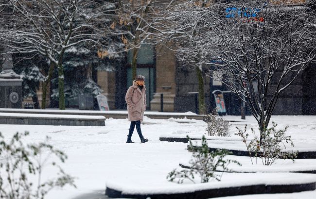 Киев засыпает снегом: водителей призывают не выезжать без необходимости