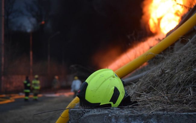 В Киеве загорелся масштабный пожар на проспекте Бандеры
